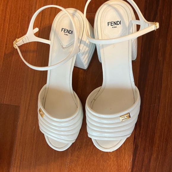 FENDI Glossy quilted leather sandal with a chunky block heel. - Picture 2 of 6